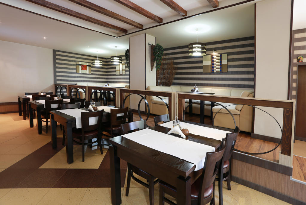 פזרג'יק Acropolis Hotel מראה חיצוני תמונה